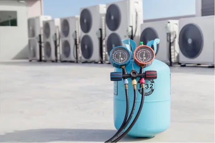 Técnico fazendo a manutenção preventiva de ar condicionado em Goiânia